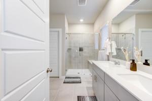 un bagno bianco con lavandino e doccia di Modern Getaway Home - 3 Bedrooms 2,5 Baths - Houston, Bellaire, Katy, Richmond - Houston ChinaTown, Little Saigon, King Bed a Houston Altre 55 foto
