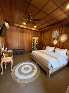 1 dormitorio con 1 cama grande y 1 mesa en Tattva Ubud Retreat & Wellness en Ubud