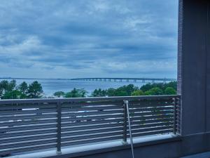 泉佐野市にあるEZ HOTEL 関西空港 Seasideの海と橋の景色