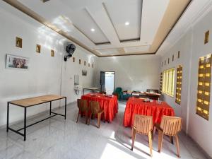 a room with two tables and chairs in a room at Guesthouse Ananda Lubuk Basung in Ambacauggatal