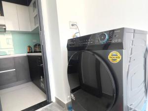 a black microwave oven sitting in a kitchen at Beer Homestay Huế 1 in Thôn Văn Dương