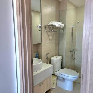 a bathroom with a toilet and a sink and a shower at Beer Homestay Huế 1 in Thôn Văn Dương