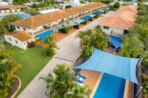 una vista aérea del complejo con piscina en Arlia Sands Apartments, en Hervey Bay