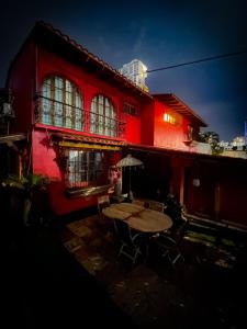 um edifício vermelho com uma mesa e um guarda-chuva em 54 Street East near to F&F Tower na Cidade do Panamá