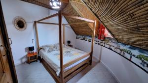 賽萊波澈塔的住宿－Safari Village - Case73，一间卧室,卧室内配有一张天蓬床