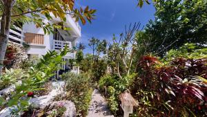 長灘島的住宿－Tropicana Ocean Villas，植物群前的花园