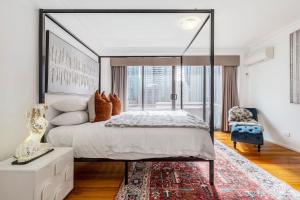 Säng eller sängar i ett rum på VAQUAY Entourage In Melbourne CBD