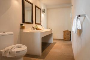 La salle de bains est pourvue d'un lavabo et de toilettes. dans l'établissement The Cove, à Panwa Beach
