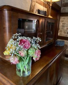 a vase of flowers sitting on a kitchen counter at Landhotel Ruhepol - garni in Arnstadt