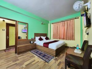 เตียงในห้องที่ Hotel Tirupati Regency Anandam