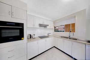NarellanにあるDiscover Mount Annan Spacious 6-BR Houseのギャラリーの写真