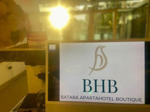 萊蒂西亞的住宿－BHB - ApartaHotel， ⁇ 门毛动脉内动脉精品店的标志