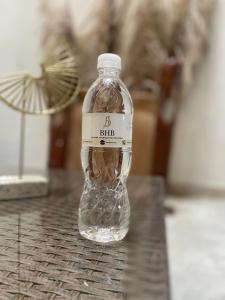 uma garrafa de água sentada em cima de uma mesa em BHB - ApartaHotel em Letícia
