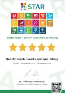 un cartel de los registros de la abeja de actividad almidonada y del programa de actividades esporádicas en Quality Beach Resorts and Spa Patong en Patong
