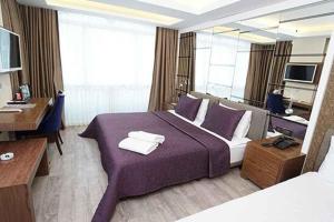 een hotelkamer met een groot bed met handdoeken erop bij ATAKUM PALAS OTEL in Samsun