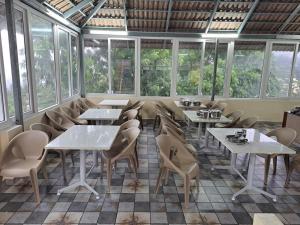 Um restaurante ou outro lugar para comer em Coastal Grand Resorts - Akshaya