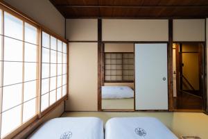璞（Haku）日式旅馆/新宿繁华区域/東新宿駅徒歩4分/免費WIFI/最大可入住7人にあるベッド