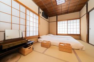 璞（Haku）日式旅馆/新宿繁华区域/東新宿駅徒歩4分/免費WIFI/最大可入住7人にあるベッド