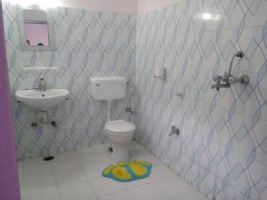 uma casa de banho com um WC e um lavatório em Hotel Harmony em Pokhara