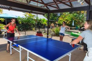 Table tennis facilities sa Coral Beach Lodge o sa malapit