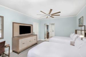 TV a/nebo společenská místnost v ubytování The Ritz-Carlton Key Biscayne, Miami