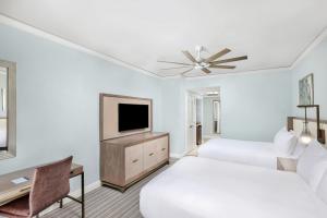 TV a/nebo společenská místnost v ubytování The Ritz-Carlton Key Biscayne, Miami