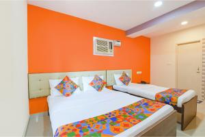 Postel nebo postele na pokoji v ubytování FabHotel VRJ Residency - 500M from Chennai Trade Center + 23 fotografií