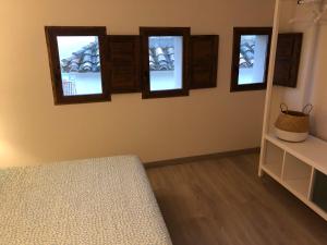 ヘリカにあるCasa el Recreoのベッドルーム1室(ベッド1台、窓4つ付)