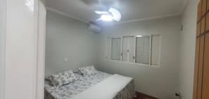 En eller flere senge i et værelse på Casa e Piscina no centro São Carlos