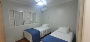 En eller flere senge i et værelse på Casa e Piscina no centro São Carlos