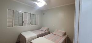 En eller flere senge i et værelse på Casa e Piscina no centro São Carlos