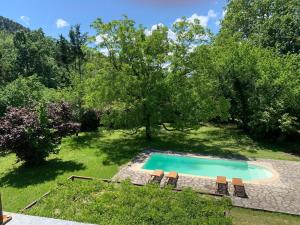 Bazén v ubytování L'Auberge du Ranc nebo v jeho okolí