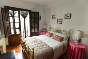 una camera da letto con un letto grande con due tavoli di Casa Rural El Mirador del Pico a Santa Cruz del Valle