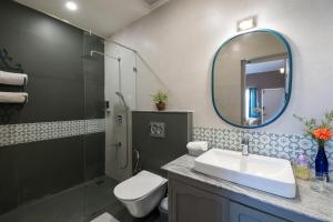 W łazience znajduje się umywalka, prysznic i lustro. w obiekcie King's Cliff w mieście Utakamand