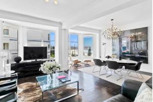 Μια τηλεόραση ή/και κέντρο ψυχαγωγίας στο Bondi Beachfront Retreat - Beach views