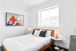 Ένα ή περισσότερα κρεβάτια σε δωμάτιο στο Bondi Beachfront Retreat - Beach views +9 φωτογραφίες