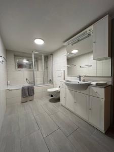 博爾蒂根的住宿－Sanner Valley Home，一间带水槽、浴缸和卫生间的浴室