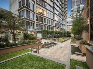 メルボルンにあるVAQUAY Gatsby In Melbourne CBDの高層建築の中庭