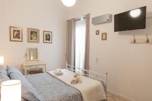 a small bedroom with a bed and a mirror at Casa Villani in Agerola