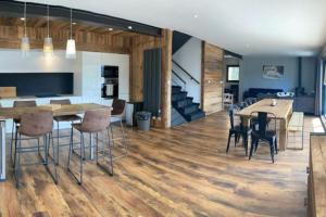 a kitchen and living room with wooden floors and a dining room at Chalet Husky , Familliale, Calme, Spatieux in Bolquere Pyrenees 2000