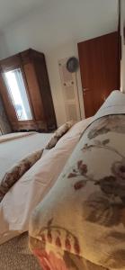ein Schlafzimmer mit einem Bett mit einem Kissen darauf in der Unterkunft Casa Villani in Agerola