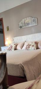 sypialnia z łóżkiem z kwiatami w obiekcie Casa Villani w mieście Agerola