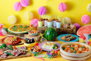 einen Tisch mit Platten aus Essen und Ballons in der Unterkunft ANA Crowne Plaza Kobe, an IHG Hotel in Kōbe