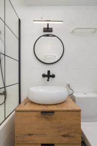 a bathroom with a sink and a mirror at Ecru Spacious 2 Bedroom Family Apartment WWA68 in Warsaw