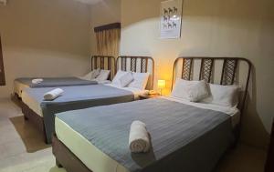 2 Betten in einem Hotelzimmer mit 2 Schlafzimmern in der Unterkunft Hotel Plaza Kavia in Santo Domingo