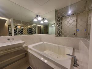 La salle de bains est pourvue d'un lavabo et d'un grand miroir. dans l'établissement Hotel Cullinan Wangsimni, à Séoul