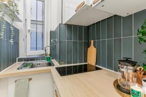 Kuchyň nebo kuchyňský kout v ubytování Appartement Cosy à 2 pas de Paris