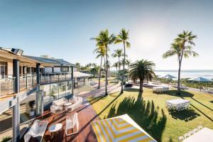 uma varanda com vista para o oceano e para as palmeiras em Mangrove Hotel em Broome