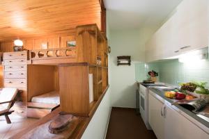 una cucina con pareti in legno e bancone con lavandino di Résidence Grands Montets 110 - Happy Rentals a Chamonix-Mont-Blanc