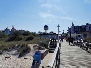 ツィノヴィッツにあるSternchen Comfortable holiday residenceの海岸遊歩道を歩く人々